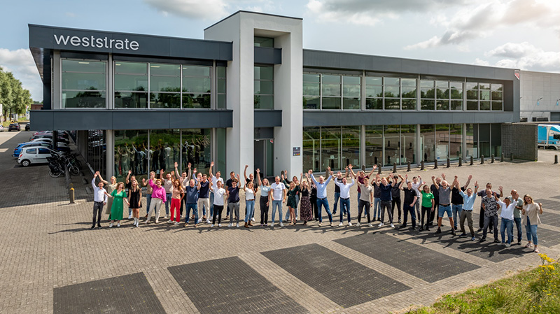 Foto met personeel voor pand